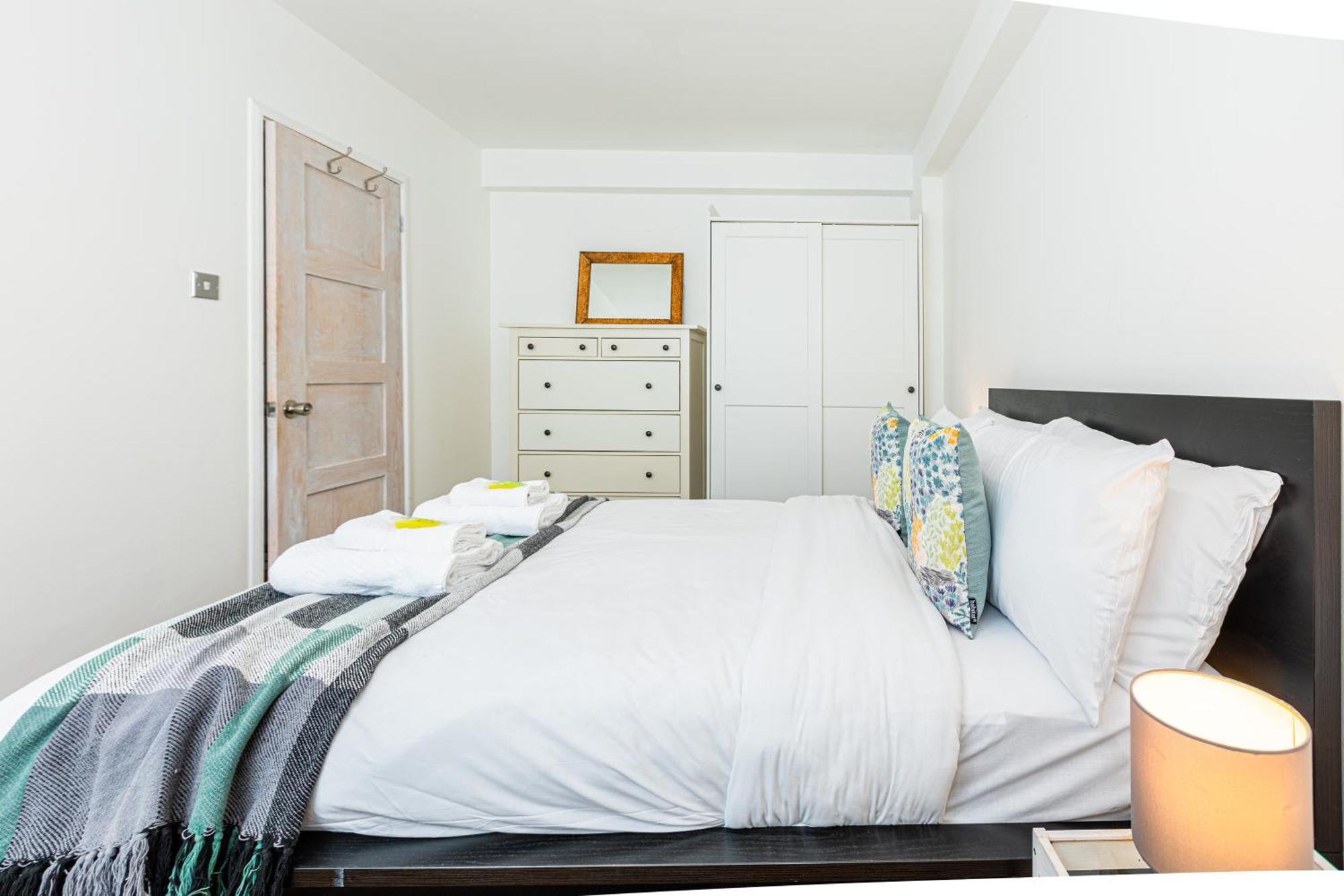 Charming 1 Bedroom Serviced In Camden Apartment